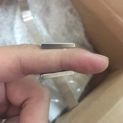 Rectangular Thin Magnet 20x10x3mm 3.3kg Force for Max Working Temperature 80 Centigrade